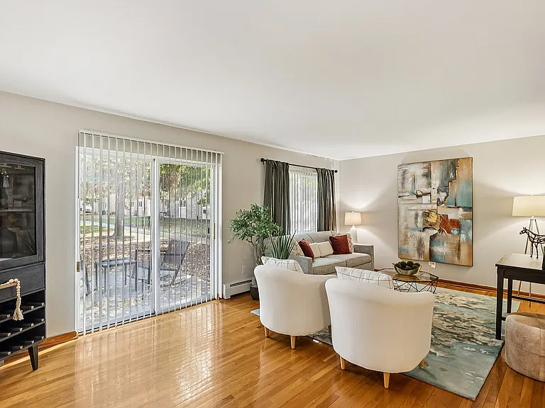 4-web-or-mls-Kennedy Dr-S0611-004