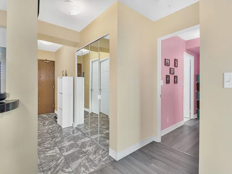 1 Lee Centre Dr — Photo 32