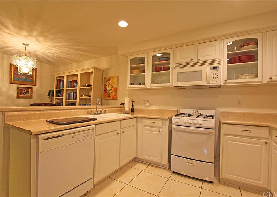 1st image of 154 E 11th St