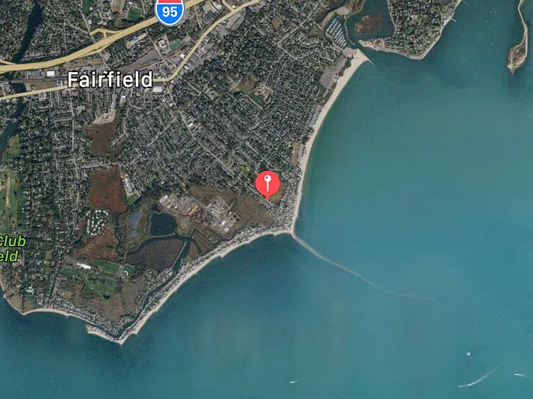 Five town beaches with over 5 miles of shore, a 1.25 mile long Reef, a local light house, three beach pavilions, and two marinas/harbors make it hard for water lovers to leave. But if you do, you're just 3/4 mile to town, and just 5 minutes to Bkack Rock
