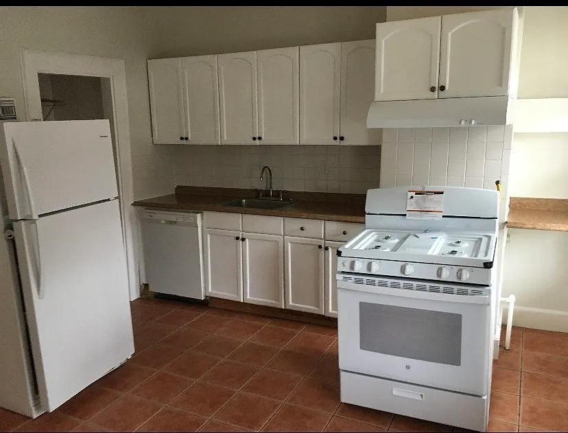 4 bed, 1.0 bath, 1300 sqft, $3,400 — Photo 3