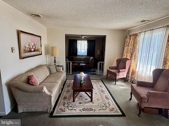 3rd image of 521 Parkway Dr