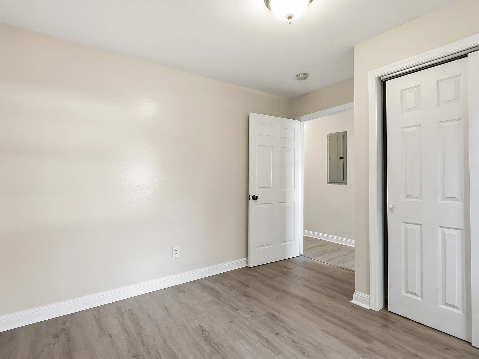 2 bed, 1043 sqft, $1,900 — Photo 3