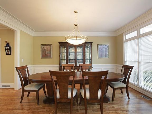 5th image of 215 Azalea Cove Ln