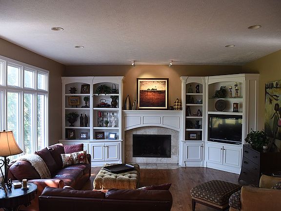 FR w/ Gas Fire and Bookcases
