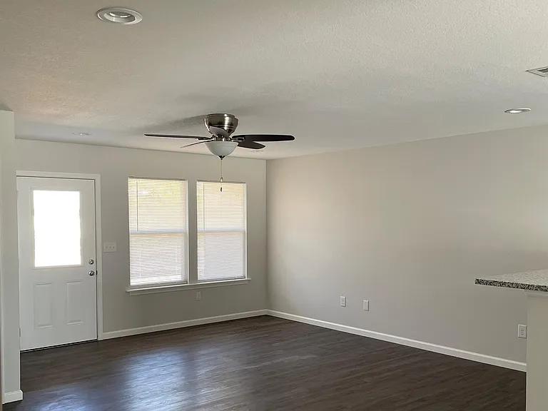 122 S Russell Ave — Photo 11