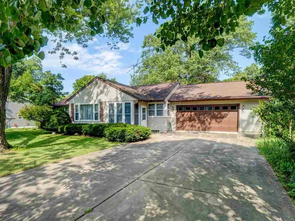 125 Hickory Dr, Columbus Junction, IA 52738