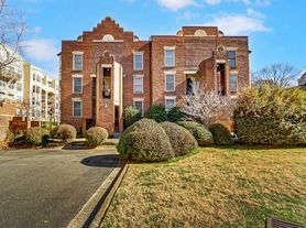 328 W 6th St