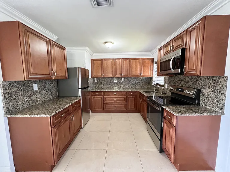 310 Dickson Dr — Photo 4