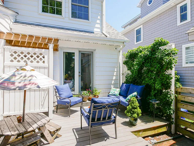 110 N Pembroke Ave — Photo 30