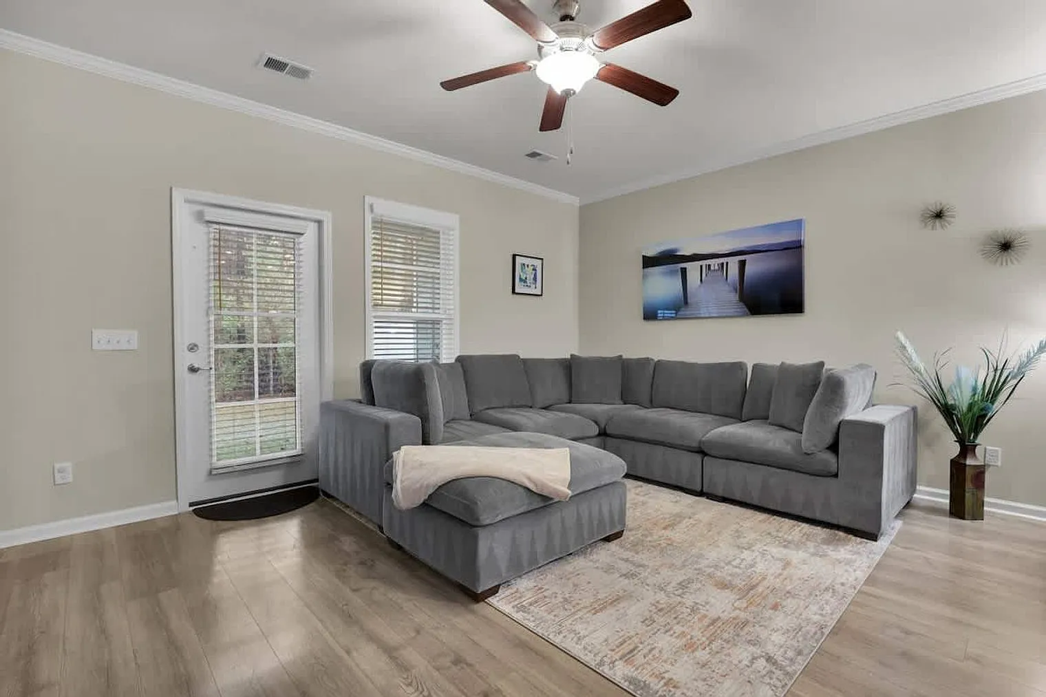 3 bed, 2.0 bath, 1636 sqft, $3,510 — Photo 4