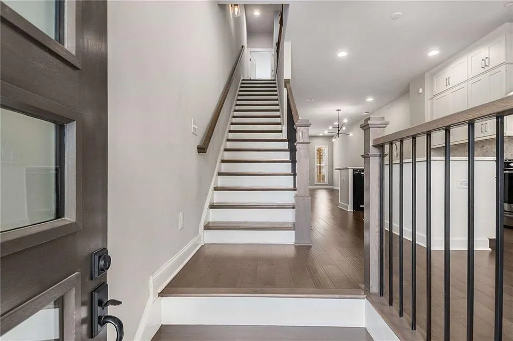 2 bed, 4.0 bath, 1801 sqft, $3,950 — Photo 2
