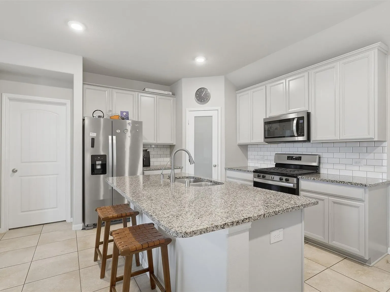 3 bed, 2.0 bath, 1436 sqft, $2,300 — Photo 3