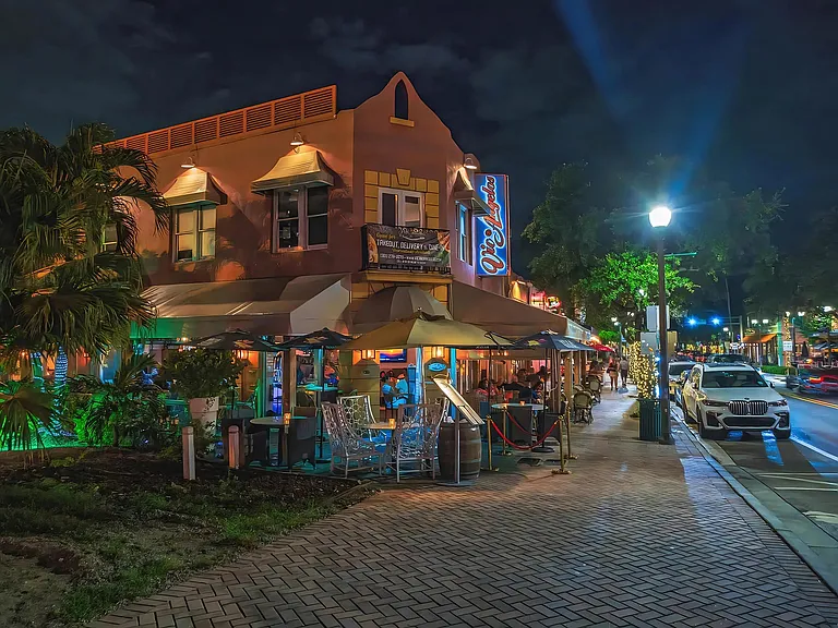 Vic & Angelo's Italian Restaurant with Outdoor Dining Near South of Atlantic