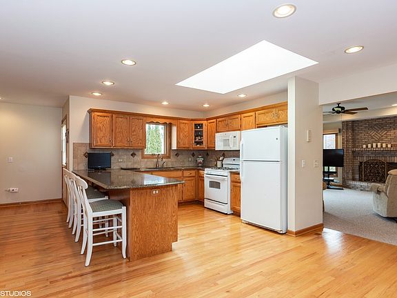 HARDWOOD FLOORS, GRANITE COUNTER TOPS, NEWER CERAMIC BACKSLASH