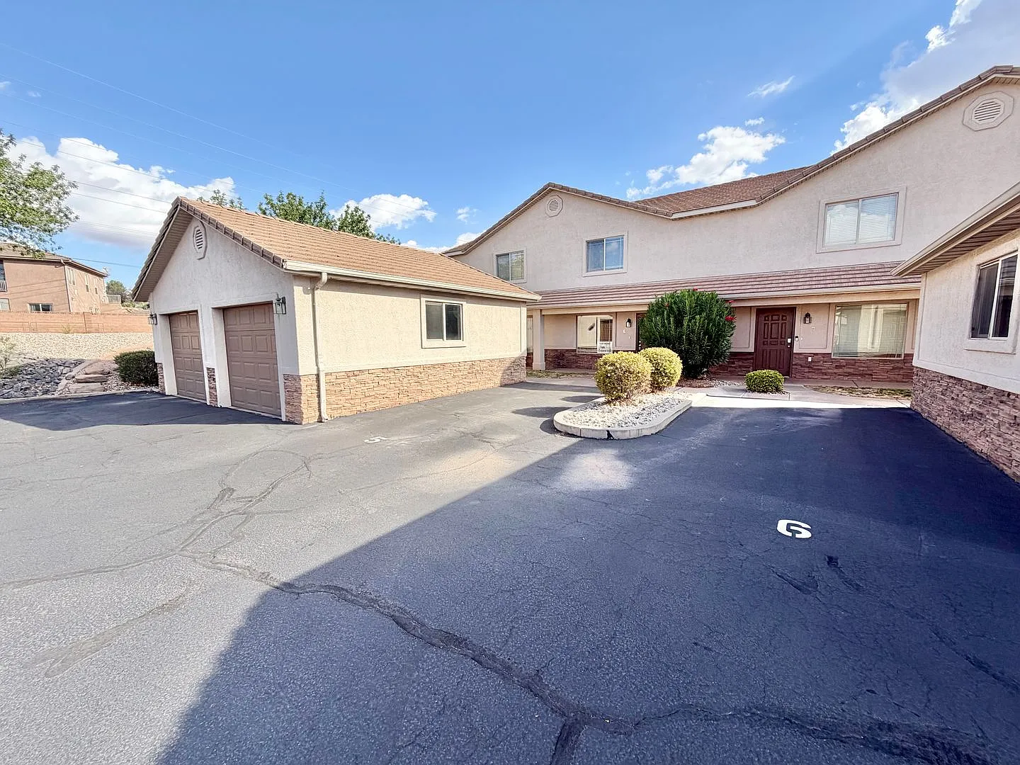 3 bed 2 bath townhome with garage - Bedrock! Community pool! — Photo 2