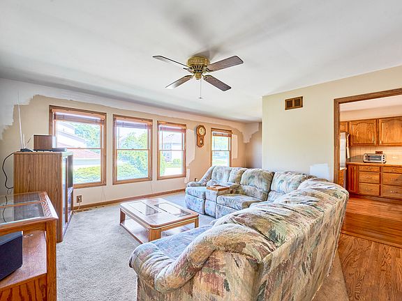 5th image of 441 Sullivan Cir
