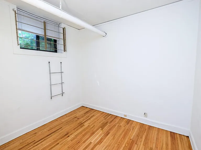 Yale Apartments — Photo 12