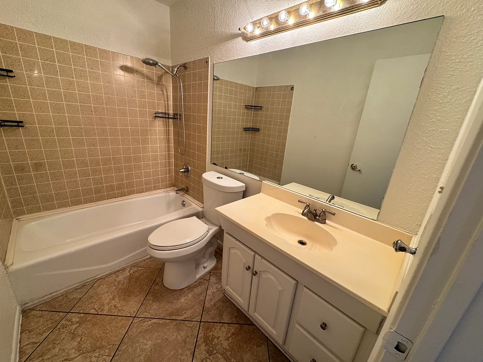 2 bed, 833 sqft, $1,050 — Photo 4