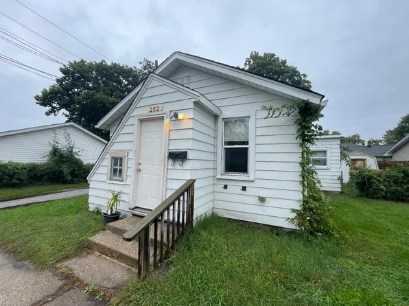 252 E 8th St, Hobart, IN 46342
