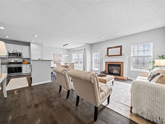 5th image of 227 Maple Ridge Dr