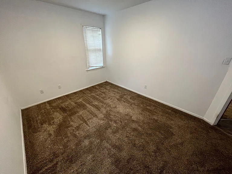 1016 E Roosevelt Ave — Photo 30