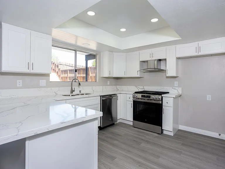 2908 Catalina Dr — Photo 6