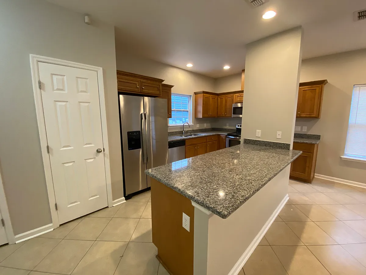Building Photo - 803 W Georgia St #1