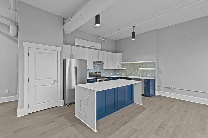 2 bed, 1.0 bath, 1390 sqft, $1,695 — Photo 3