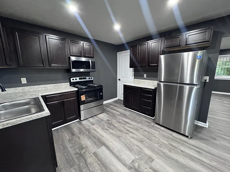 2135 Winfield Ave — Photo 3