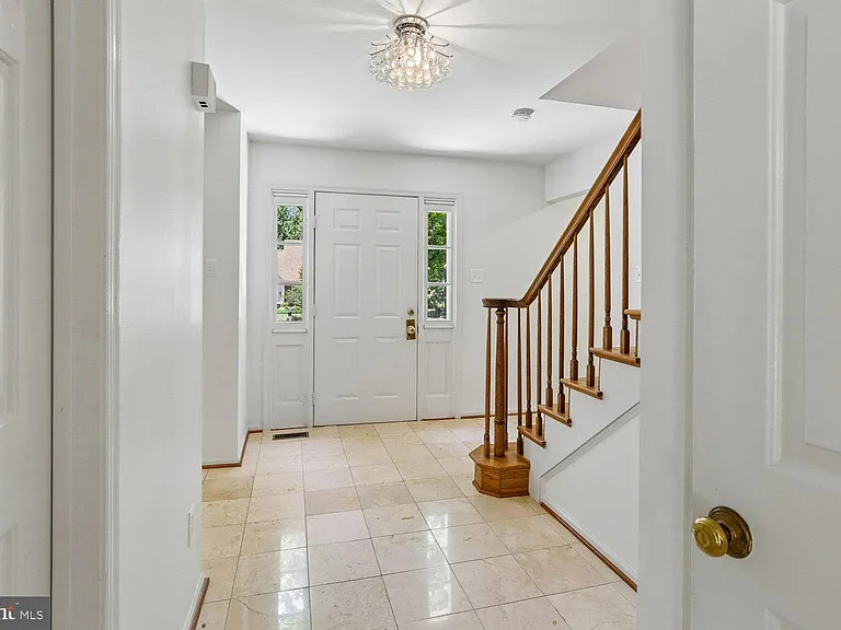 903 Ridge Dr — Photo 4