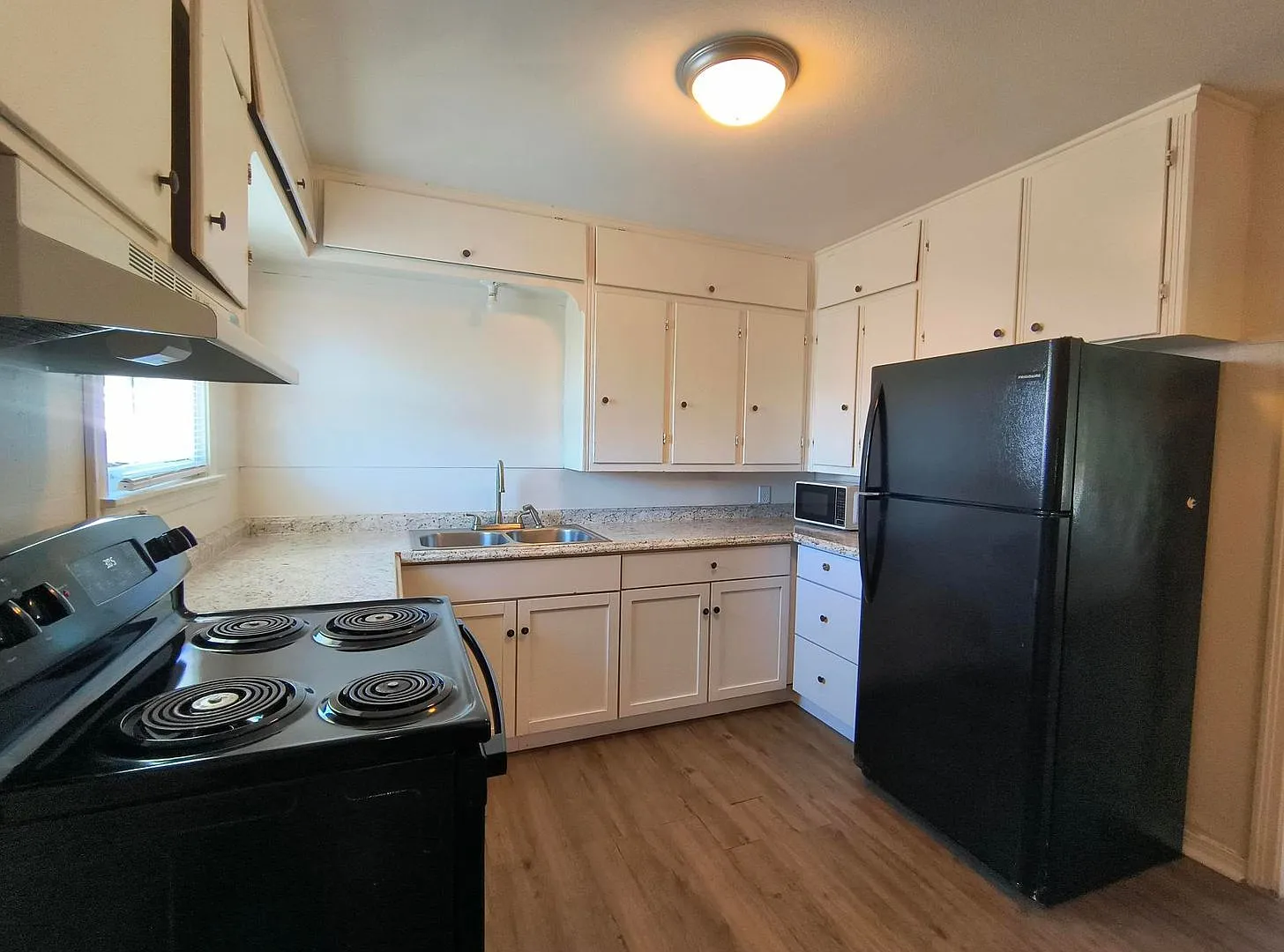 Remodeled 3-bedroom 1 bath home with large fenced in back yard! — Photo 2