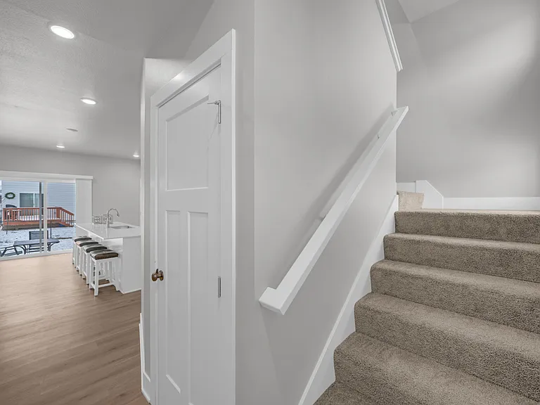690 SE Booth Ave — Photo 2