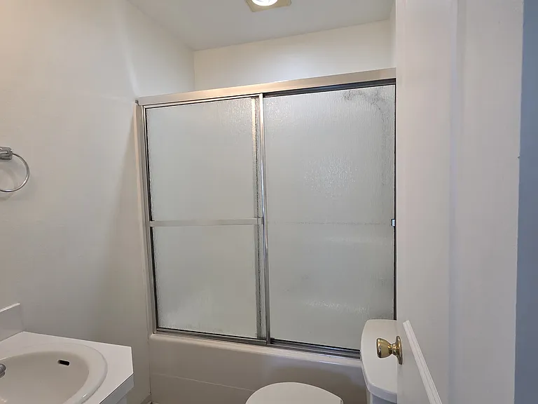 1819 Pleasant St — Photo 11