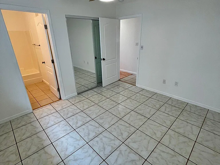 733 S Oak St #B — Photo 6
