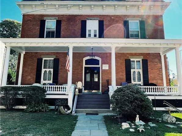 6 Sunnyside Pl APT 6, Newport, RI 02840