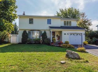 30 Seneca Dr, Commack, NY 11725