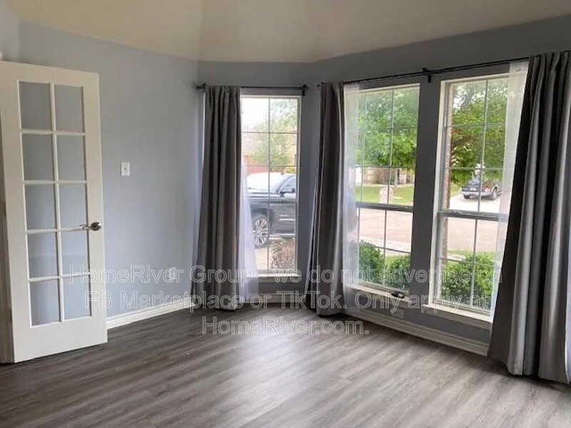 4 bed, 2.0 bath, 2305 sqft, $2,550 — Photo 3