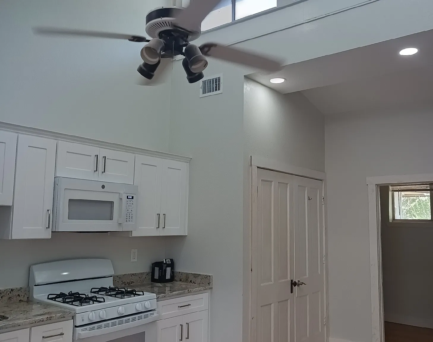 2 bed, 700 sqft, $1,100 — Photo 3