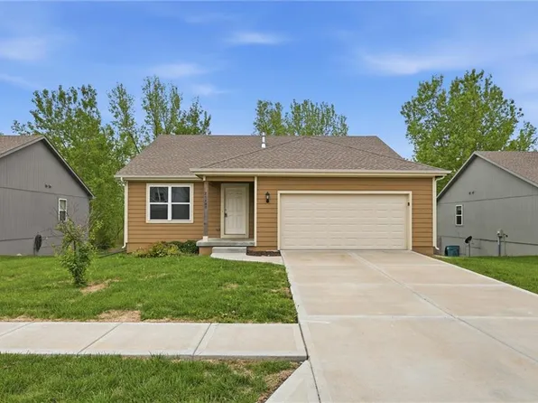 21407 W 216th St, Spring Hill, KS 66083