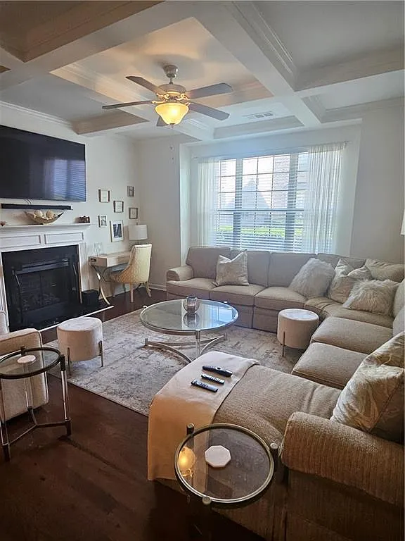 3 bed, 2.5 bath, 1946 sqft, $2,600 — Photo 3