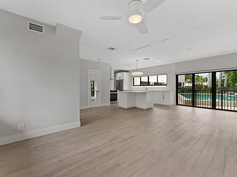 1121 Bel Air Dr — Photo 7
