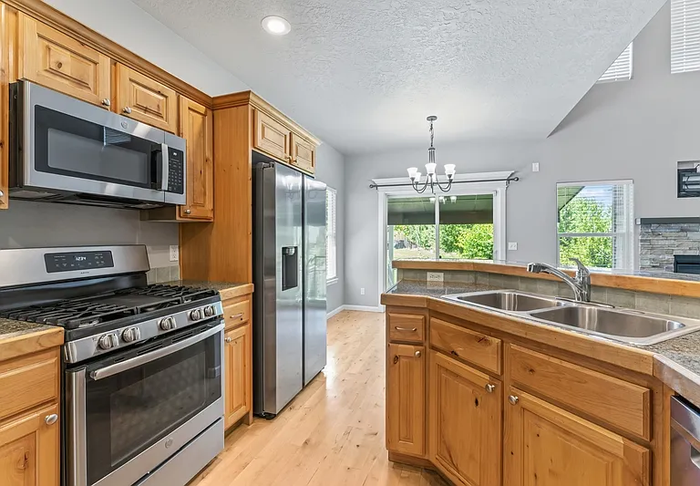 552 E Whitney Ct — Photo 15