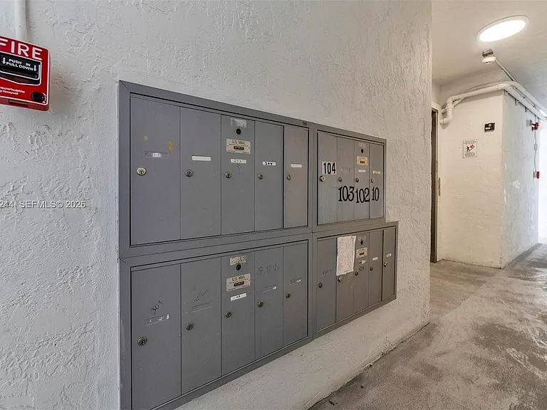 620 SW 10th St #301 — Photo 16
