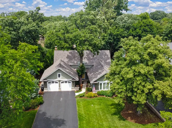 6465 Cherokee Dr, Indian Head Park, IL 60525
