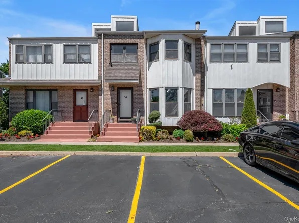 14 Vanderbilt Way #14, Valley Stream, NY 11581