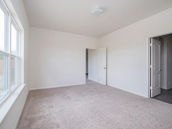 5th image of 936 Lake View Cir W