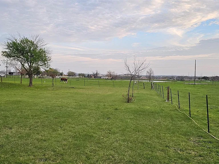 16 Brenda Ln — Photo 2