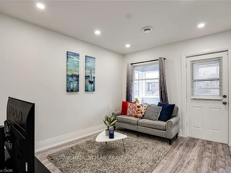 24 Vansitmart Ave — Photo 5