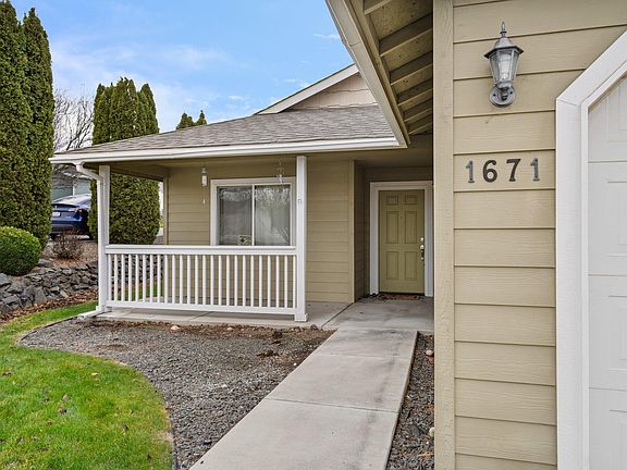 3rd image of 1671 Larkspur Dr